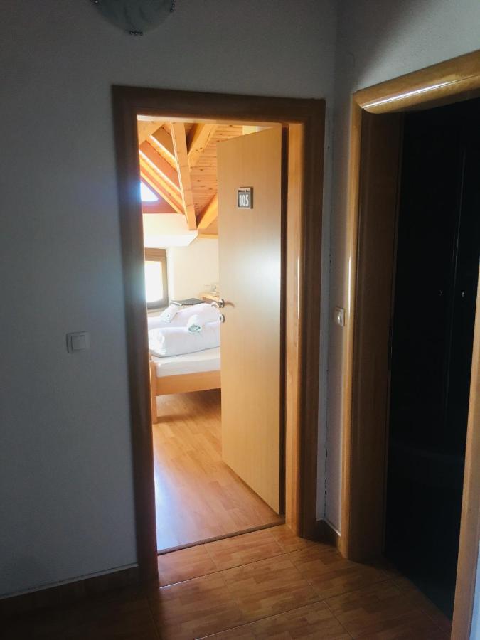 Omladinski Hotel Rostovo Bugojno Bagian luar foto